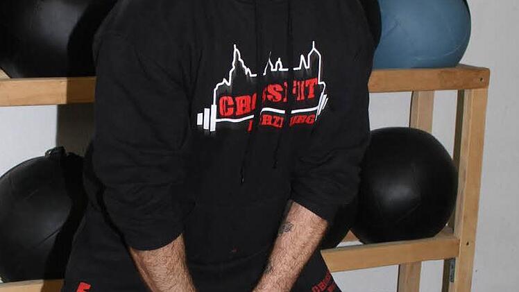 Aufwärmübung mit dem Kettle-Ball: Die Hantel mit Griff ist zwanzig Kilo schwer - Piet Arlt schwenkt sie, als ob das nichts wäre. Foto: Sonja Adam