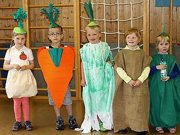 Wie wichtig Ern&auml;hrung und Bewegung ist, verdeutlichen die Nordhalbener Kinder zum Abschluss des Projekts im Kindergarten. Foto: pr