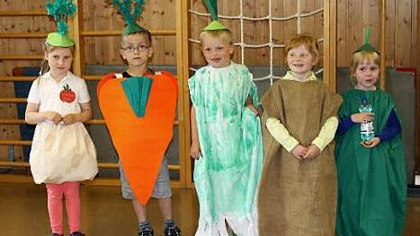 Wie wichtig Ern&auml;hrung und Bewegung ist, verdeutlichen die Nordhalbener Kinder zum Abschluss des Projekts im Kindergarten. Foto: pr