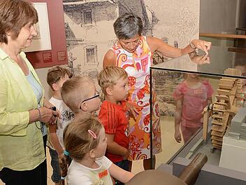 Wasser als Antrieb für die Mühle: Sabine Hacker erklärt Stadtsteinacher Vorschulkindern mit Erzieherin Regina Stumpf (links), wie das funktioniert. Das Bild entstand bei unserer "Wassergeflüster"-Aktion im vergangenen Jahr. Foto: Archiv/Dagmar Besand