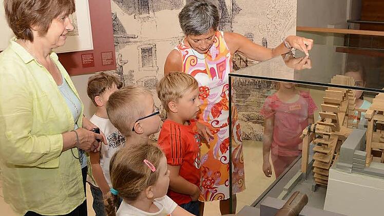 Wasser als Antrieb für die Mühle: Sabine Hacker erklärt Stadtsteinacher Vorschulkindern mit Erzieherin Regina Stumpf (links), wie das funktioniert. Das Bild entstand bei unserer "Wassergeflüster"-Aktion im vergangenen Jahr. Foto: Archiv/Dagmar Besand