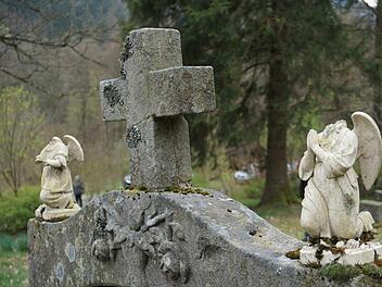 Morbider Charme auf dem Friedhof Altglashütten.  Foto: Marion Eckert