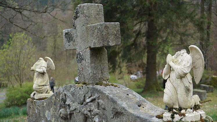 Morbider Charme auf dem Friedhof Altglashütten.  Foto: Marion Eckert