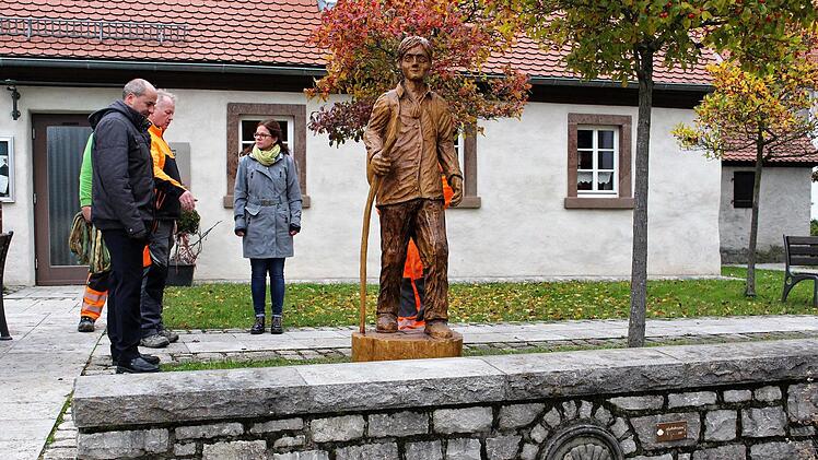 Vom Kirchenumgriff lässt der Pilger künftig seinen Blick über die Altstadt schweifen. Unterhalb befindet sich in der Mauer der Jakobsbrunnen. Im Bild von links: Bürgermeister Johannes Krapp, Karl-Heinz Weiner vom Bauhof, zweite Bürgermeisterin Patricia Hanika  Evi Seeger