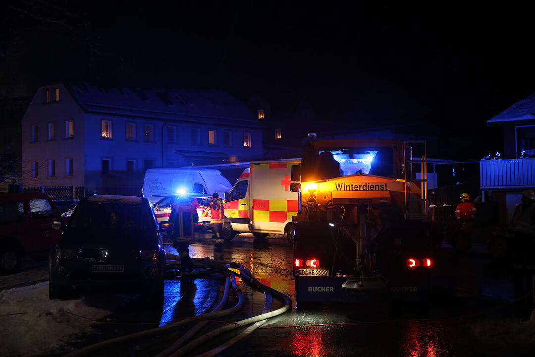 Dachstuhlbrand nahe Helmbrechts in Oberfranken hält Feuerwehr in Atem