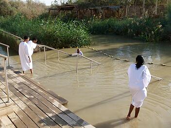 Von der Taufstelle Jesu am Jordan bei Jericho stammt das Wasser, mit dem die Besucher der Tauferneuerungsfeier gesegnet werden.      Marion Krüger-Hundrup