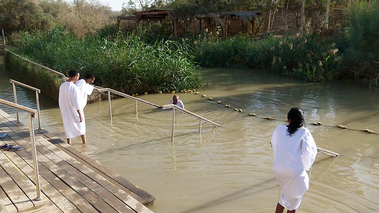 Von der Taufstelle Jesu am Jordan bei Jericho stammt das Wasser, mit dem die Besucher der Tauferneuerungsfeier gesegnet werden.      Marion Krüger-Hundrup