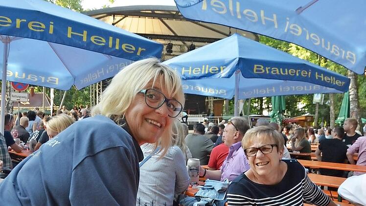 Kirchweihauftakt: Gundi Baier hat Zeit für einen Schwatz mit Gitti Adler, eine Schwester von Hans Heller und Karin Hager.  Foto: Bernhard Panzer