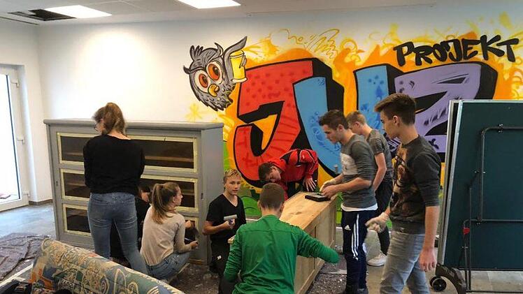 Im Jugendzentrum engagieren sich fleißige, künftige Nutzer bereits beim Einrichten und Gestalten. Foto: Gerner