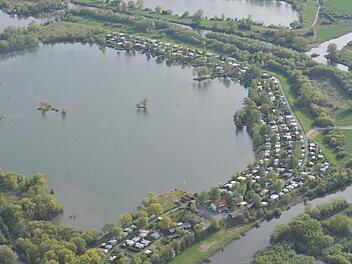 Rund um den Altmainsee besteht ein privater Campingplatz. Die Betreiberfamilie möchte am Rand dieses Platzes 18 Ferienhäuser errichten. Archivfoto: Ronald Rinklef
