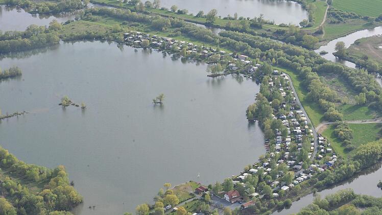 Rund um den Altmainsee besteht ein privater Campingplatz. Die Betreiberfamilie möchte am Rand dieses Platzes 18 Ferienhäuser errichten. Archivfoto: Ronald Rinklef