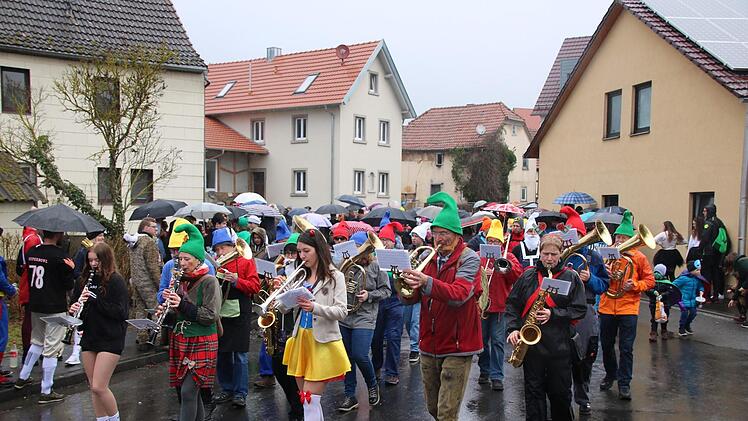 Die Blaskapelle führte auch heuer den Faschingszug an. Foto: Ralf Ruppert