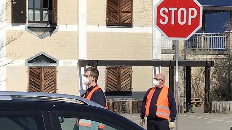 Die Herzogenauracher Tim Heller und sein Vater übernehmen das einweisen der Autos auf die Teststellen.