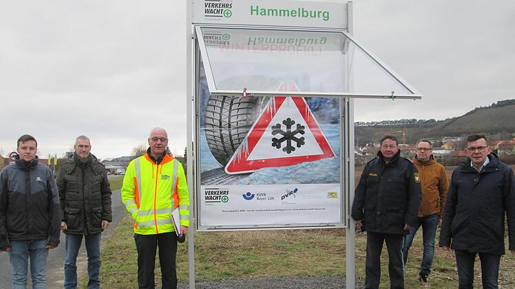 Das Zusammenwirken von Landes- und Gebietsverkehrswacht, des Städtischen Bauhofs der örtlichen Straßenmeisterei und des Staatlichen Bauamts ermöglichten die Erstellung der beiden Mahntafeln. Die Repräsentanten der Beteiligten bei der öffentlichen Übergabe (vonlinks):  Alexander Rohner, Arnold Zier, Karlheinz Franz, Hubert Koch, Stefan Zehe und Bürgermeister Armin Warmuth.             Foto: Winfried Ehling
