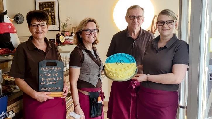 Silvana Molnar (rechts) mit Torte und Stadtcafé-Team