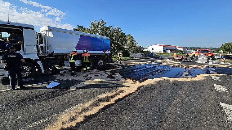 Tankwagen-Unfall in Volkach: Großaufgebot an Feuerwehren alarmiert - "Mit Heizöl beladen"