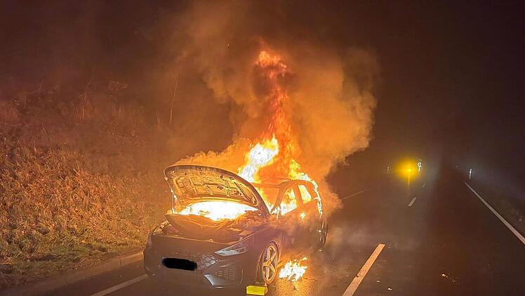 Pressig: Auto steht in Flammen