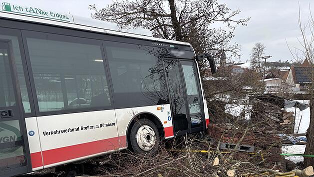 Vier Verletzte bei Busunfall im Kreis Neustadt an der Aisch-Bad Windsheim