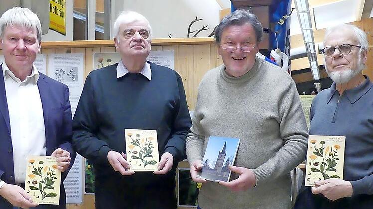 Autoren des Jahrbuchs 2025 bei der Pr&auml;sentation.