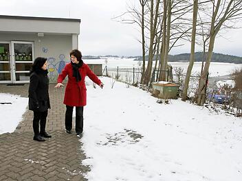 Bis zur vorbeiführenden Schulstraße ist noch genügend Platz für die Erweiterung der Kindertagesstätte. Da sind sich Bürgermeisterin Gisela Hofmann (rechts) und Kita-Leiterin Christine Hüther einig.  Foto: Michael Gründel