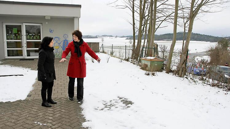 Bis zur vorbeiführenden Schulstraße ist noch genügend Platz für die Erweiterung der Kindertagesstätte. Da sind sich Bürgermeisterin Gisela Hofmann (rechts) und Kita-Leiterin Christine Hüther einig.  Foto: Michael Gründel