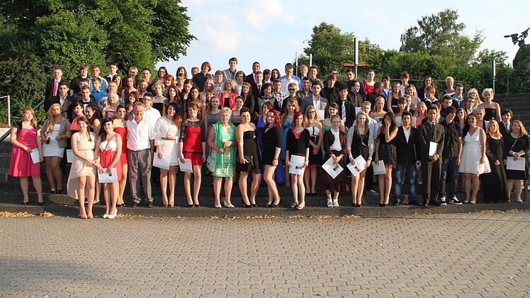 Am Donnerstagabend haben 106 Entlasschüler an der Herzog-Otto-Mittelschule ihre Zeugnisse erhalten.