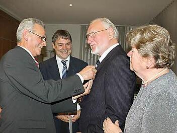 Landrat Oswald Marr (links) und der Steinwiesener Bürgermeister Gerhard Wunder (daneben) würdigten das Engagement von Siegfried Petrikowski. Rechts im Bild Ehefrau Renate. Foto: Veronika Schadeck