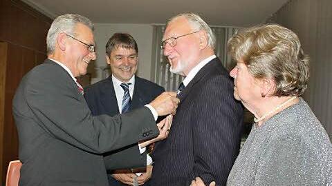 Landrat Oswald Marr (links) und der Steinwiesener Bürgermeister Gerhard Wunder (daneben) würdigten das Engagement von Siegfried Petrikowski. Rechts im Bild Ehefrau Renate. Foto: Veronika Schadeck