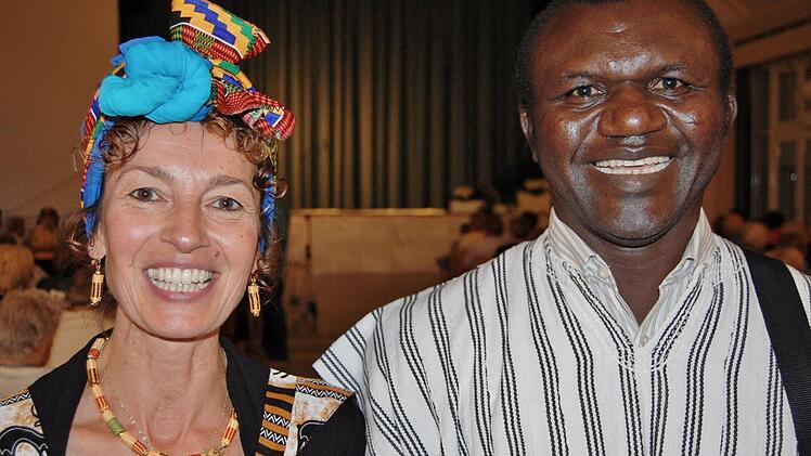 Organisatorin Karin Gabel mit Pfarrer Martin Muosayir aus Ghana.