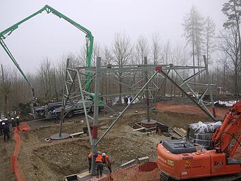 Auf der "Hohen Schwenge" im Stadtgebiet Rödental entsteht der höchste Mast der 380-kV-Leitung. Foto: Berthold Köhler
