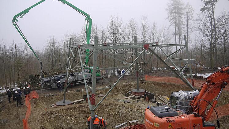 Auf der "Hohen Schwenge" im Stadtgebiet Rödental entsteht der höchste Mast der 380-kV-Leitung. Foto: Berthold Köhler