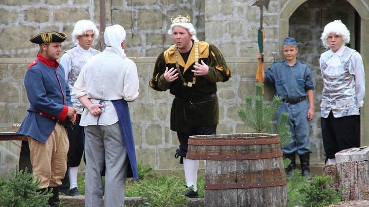 Aufführung des Märchens "Rumpelstilzchen" auf der Freilichtbühne im Schrimpf'schen Schloss  Foto: Dieter Britz