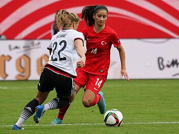 Dilara Türk (rechts) hier im Zweikampf mit Tabea Kemme. Foto: imago