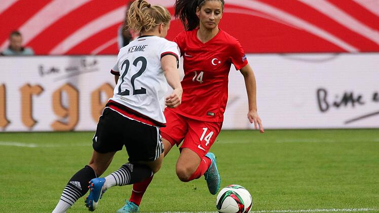Dilara Türk (rechts) hier im Zweikampf mit Tabea Kemme. Foto: imago