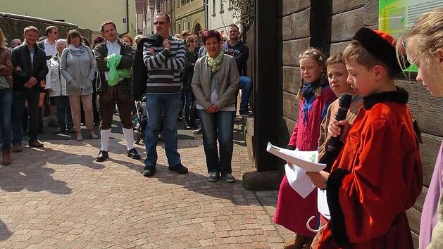 Passend gekleidet zum Dorfrundgang, informierten Amélie, Sophia, Leon und Philipp jeweils zu den historischen Sehenswürdigkeiten. Foto: Doris Bauer