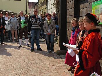 Passend gekleidet zum Dorfrundgang, informierten Amélie, Sophia, Leon und Philipp jeweils zu den historischen Sehenswürdigkeiten. Foto: Doris Bauer