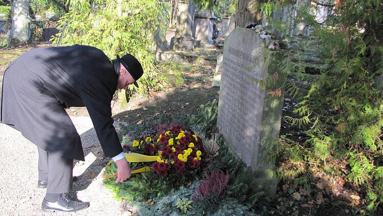 Oberbürgermeister Norbert Tessmer bei der Kranzniederlegung auf dem Jüdischen Friedhof am Glockenberg Foto: Martin Koch