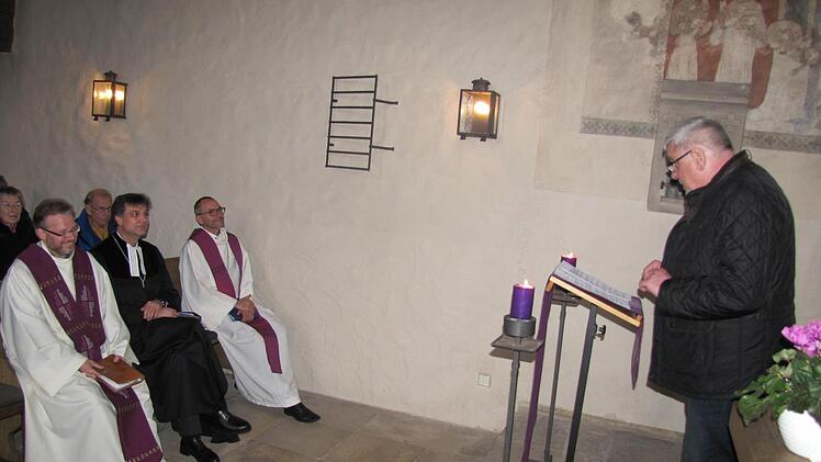 Schirmherr und Oberbürgermeister Norbert Tessmer bei seiner Rede zur Eröffnung der "Woche der Brüderlichkeit" in der Coburger St.-Nikolaus-Kapelle. Links auf dem Bild die Geistlichen: der alt-katholische Pfarrer Hans-Jürgen Pöschl, der evangelische Dekan Stefan Kirchberger und der römisch-katholische Dekan Roland Huth. Foto: Martin Koch