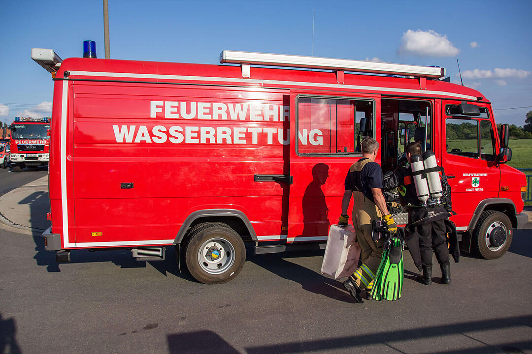 Kind stürzt in die Regnitz: Suchaktion der Rettungskräfte aus Fürth und Erlangen