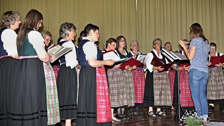 Der Landfrauenchor unter Leitung von Kirsten Snader setzte mit Liedern musikalische Farbtupfer, vor allem in fränkischer Mundart. Foto: Helmut Will