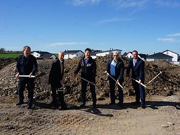Beim offiziellen Spatenstich: Kai Schuberth, Geschäftsführer Hildburghäuser Baugesellschaft, Peter Buga, stellvertretendes Vorstandsmitglied Unternehmensbereichsleitung der Sparkasse Coburg-Lichtenfels, Ralf Schopf, Geschäftsführer Schopf & Teig, Ulrich Koenig vom Ingenieurbüro Koenig und Kühnel und Bürgermeister Sebastian Straubel (von links). Foto: Pia Nowak