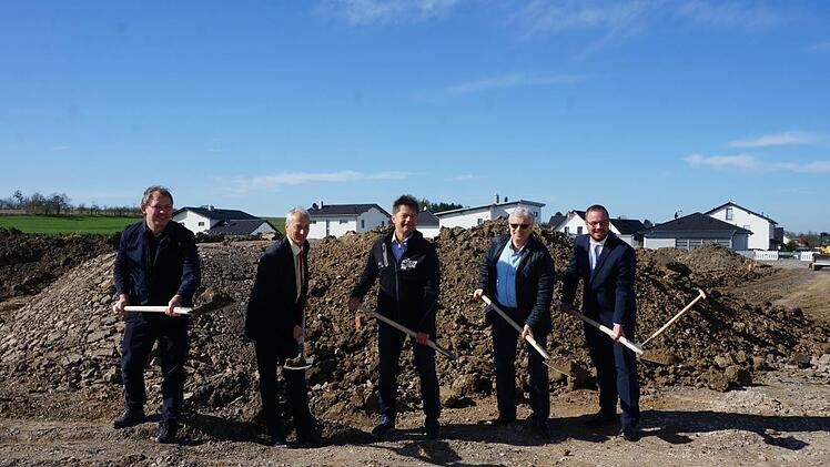 Beim offiziellen Spatenstich: Kai Schuberth, Geschäftsführer Hildburghäuser Baugesellschaft, Peter Buga, stellvertretendes Vorstandsmitglied Unternehmensbereichsleitung der Sparkasse Coburg-Lichtenfels, Ralf Schopf, Geschäftsführer Schopf & Teig, Ulrich Koenig vom Ingenieurbüro Koenig und Kühnel und Bürgermeister Sebastian Straubel (von links). Foto: Pia Nowak