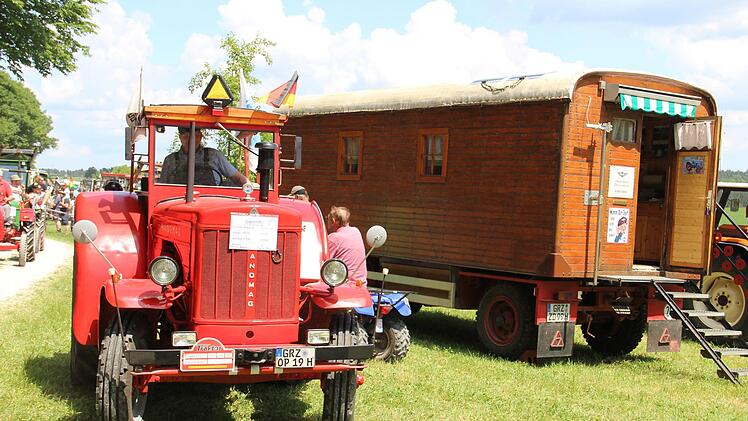 Der Hanomag und der alte Zirkuswagen sind aus den 60er Jahren. Foto: Katharina Müller-Sanke