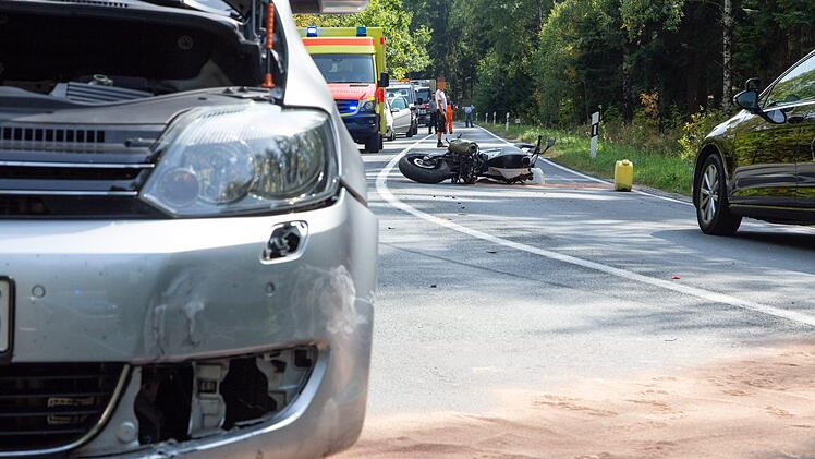 Ein Motorradfahrer verstarb w&auml;hrend seiner Fahrpr&uuml;fung, als er mit einem anderen Fahrzeug zusammenstie&szlig;. Foto: News5/Ittig