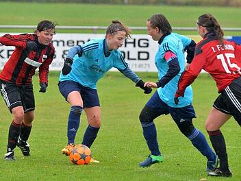 FC Burk - TSV Frauenaurach: Keinen guten Tag hatte die Heimmannschaft, kam sie in der Bezirksliga gegen den TSV mit Kapitänin Laura Vogel (2. v. r.) doch mit 0:8 unter die Räder. Nilüfer Kaya (am Ball) steuerte einen Treffer bei.  Foto: Picturedreams