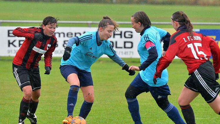 FC Burk - TSV Frauenaurach: Keinen guten Tag hatte die Heimmannschaft, kam sie in der Bezirksliga gegen den TSV mit Kapitänin Laura Vogel (2. v. r.) doch mit 0:8 unter die Räder. Nilüfer Kaya (am Ball) steuerte einen Treffer bei.  Foto: Picturedreams