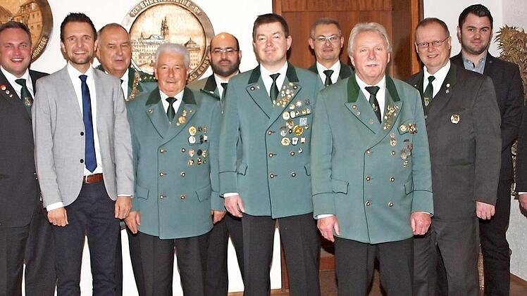 Ehrung für sportliche Leistungen (von links): Zweiter Landessportleiter Harald Goch, Bezirksschützenmeister Alexander Hummel, Bürgermeister Andreas Hügerich, Schützenmeister Erwin Kalb, Dritter Bürgermeister Winfried Weinbeer, Tino Schamberger, Matthias Heft, Christian Thiel, Richard Werner, Gauschützenmeister Klaus Jentsch, Martin Roppelt und Werner Simon Fotos: Alfred Thieret