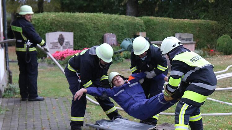 Die Feuerwehrleute holten eine Person aus der Kirche. Foto: Michael Stelzner
