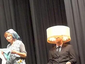 Der "ausgestopfte" Firmengründer wurde im Notfall schnell einmal als Stehlampe getarnt. Foto: privat