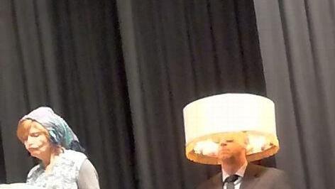 Der "ausgestopfte" Firmengründer wurde im Notfall schnell einmal als Stehlampe getarnt. Foto: privat